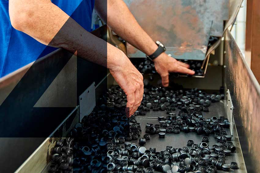 Paso 4: Una vez el producto está acabado, verificamos la calidad de las conteras